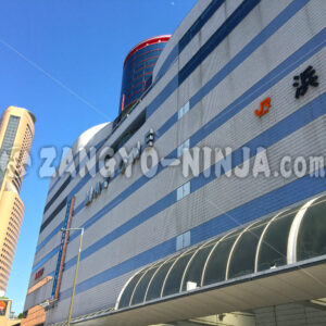 Blick auf den Ausgang des Bahnhofs Hamamatsu – Foto - Zangyo-Ninja