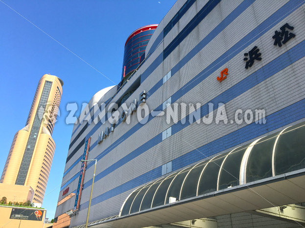 Una vista dell'uscita della stazione di Hamamatsu – Foto - Zangyo-Ninja Una vista dell'uscita della stazione di Hamamatsu – Foto - Zangyo-Ninja