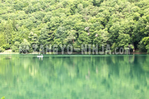 The Forest and a Small Boat Reflected in the Lake – Foto - Zangyo-Ninja