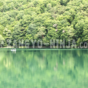 The Forest and a Small Boat Reflected in the Lake – Foto - Zangyo-Ninja
