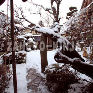 The Snow-Covered Garden of a Tea House – Foto - Zangyo-Ninja