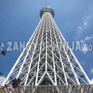 Tokyo Skytree direkt von unten gesehen – Foto - Zangyo-Ninja