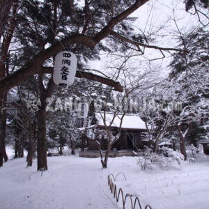 White snow-covered shrine bathed in silence – Foto - Zangyo-Ninja