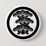 Right-aligned 3 tierded pine trees with circle as family crests Button