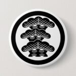 Left-aligned 3 tierded pine trees with circle as family crests Button