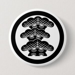 Left-aligned 3 tierded pine trees with circle as family crests Button