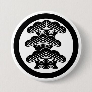 Left-aligned 3 tierded pine trees with circle as family crests Button